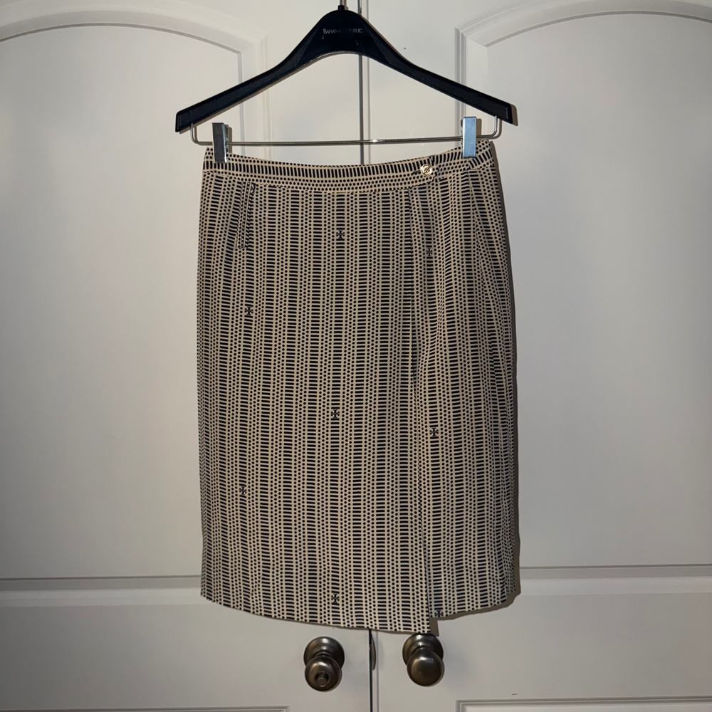 Tory Burch Navy Cream Geometric Silk Pencil Skirt Logo Button Size 4